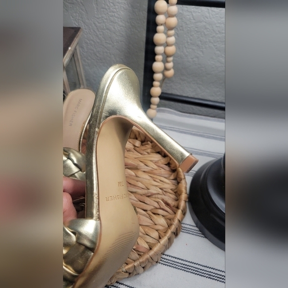 Marc Fisher Y2K Brizo Sandal GOLD EUC - Picture 10 of 11